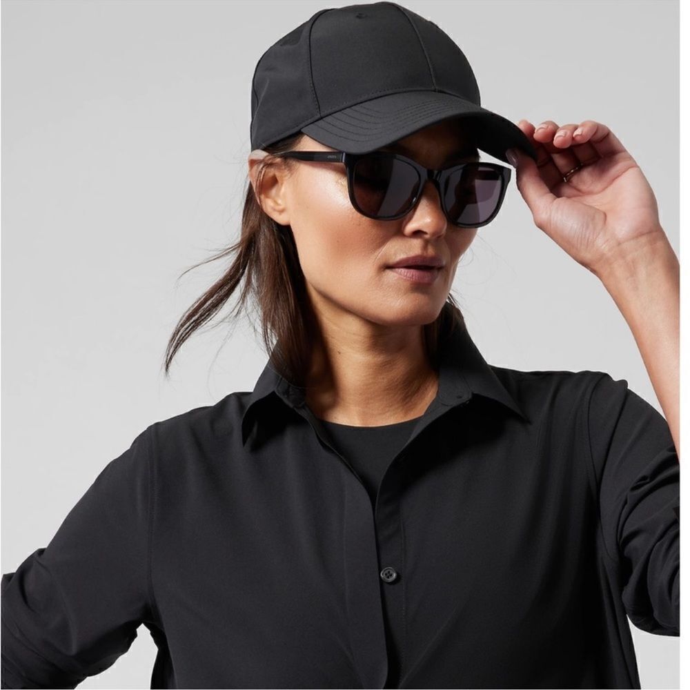 New in Box ATHLETA Summit Sunglasses Black Frame Gray Lens with Logo Case Bag